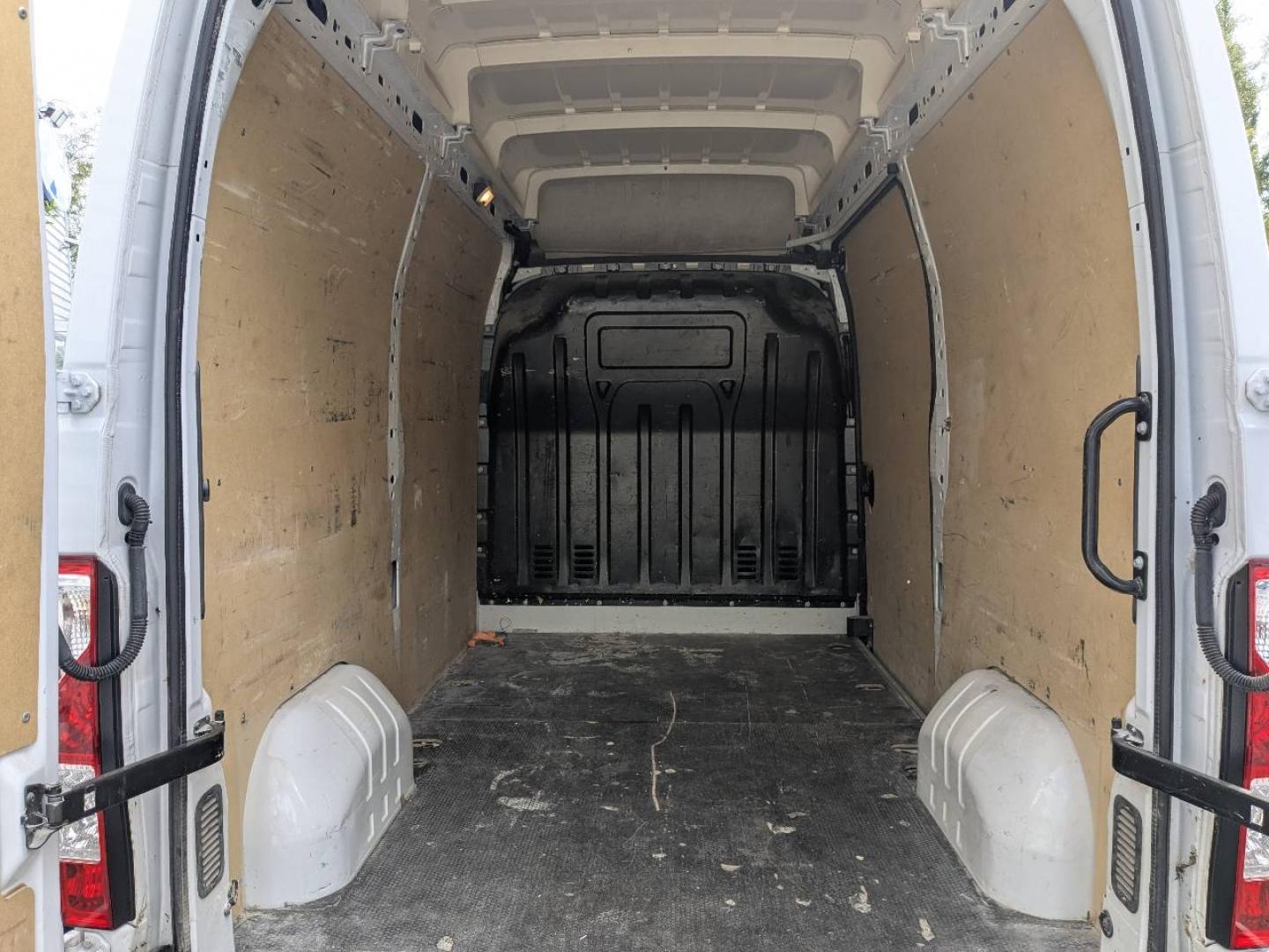 RENAULT Master Fg F3500 L2H3 2.3 dCi 135ch Grand Confort E6 16241.67€ ht - Photo 20